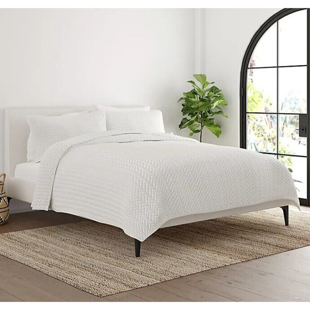 Set of 2 Home Collection Herring Twin /‎ Twin XL Quilt Set in White, (NEW)